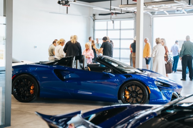 Fotografía de evento en showroom con McLaren