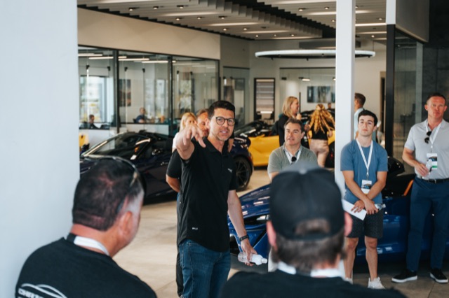 Host de evento hablando en una activación de McLaren